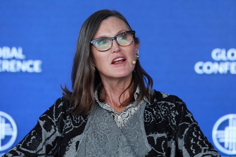 &copy; Reuters. Cathie Wood, Founder, CEO,  and CIO of ARK Invest, speaks at the 2022 Milken Institute Global Conference in Beverly Hills, California, U.S., May 2, 2022.  REUTERS/David Swanson