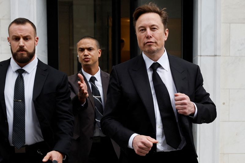 © Reuters. Tesla CEO Elon Musk and his security detail depart the company’s local office in Washington, U.S. January 27, 2023.  REUTERS/Jonathan Ernst