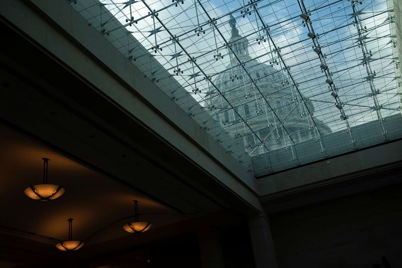 &copy; Reuters. Imagen de archivo. El Capitolio de Estados Unidos se ve a través del techo del Centro de Visitantes de la Cámara de Representantes en Washington, Estados Unidos. 23 de enero de 2023. REUTERS/Nathan Howard