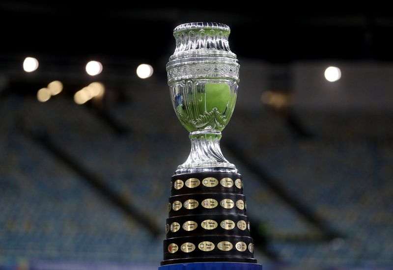 &copy; Reuters. Troféu da Copa América antes da final da edição do torneio de 2021 entre Brasil e Argentina no Maracanã
10/07/2021 REUTERS/Amanda Perobelli