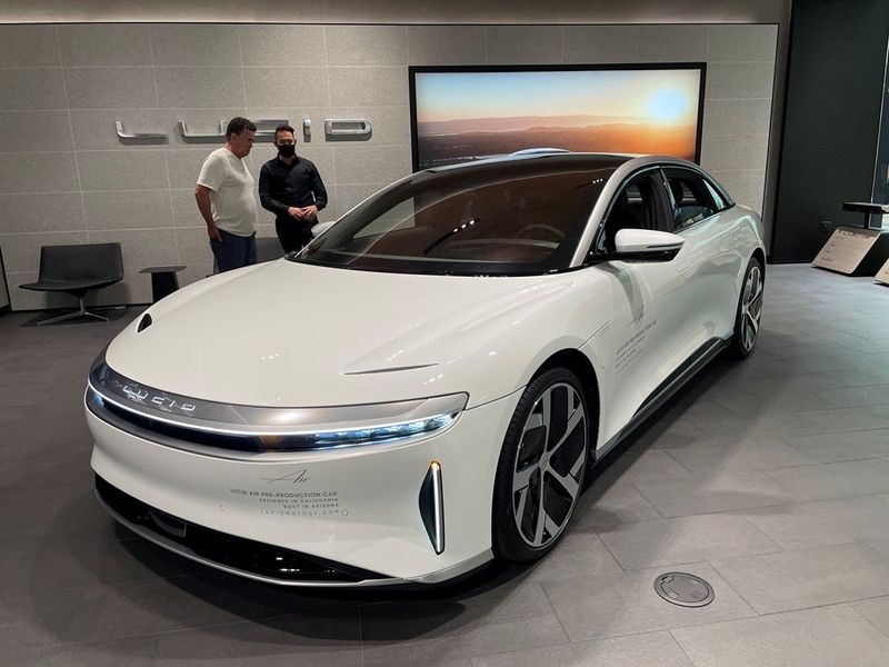 &copy; Reuters. FILE PHOTO - A Lucid Air electric vehicle is displayed at a shopping mall in Scottsdale, Arizona, U.S., September 27, 2021.   REUTERS/Hyunjoo Jin