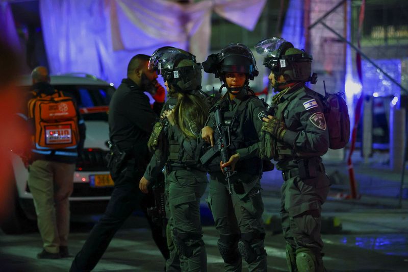 &copy; Reuters. جنود إسرائيليون قرب موقع هجوم في القدس يوم الجمعة. تصوير: رونن زفولن - رويترز. 