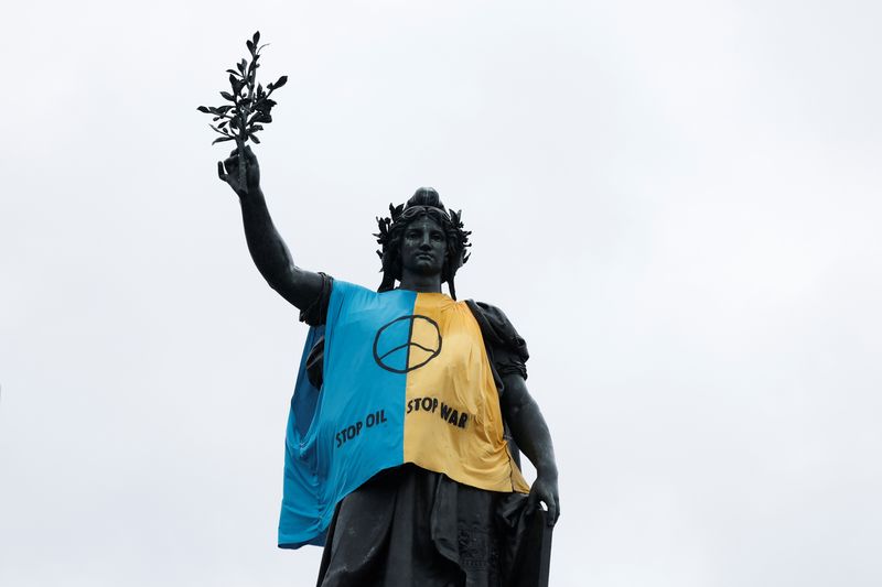 &copy; Reuters. Photo d'archives: La statue de Marianne habillée d'un drapeau national ukrainien sur la place de la République à Paris. /Photo prise le 13 mars 2022/REUTERS/Benoit Tessier