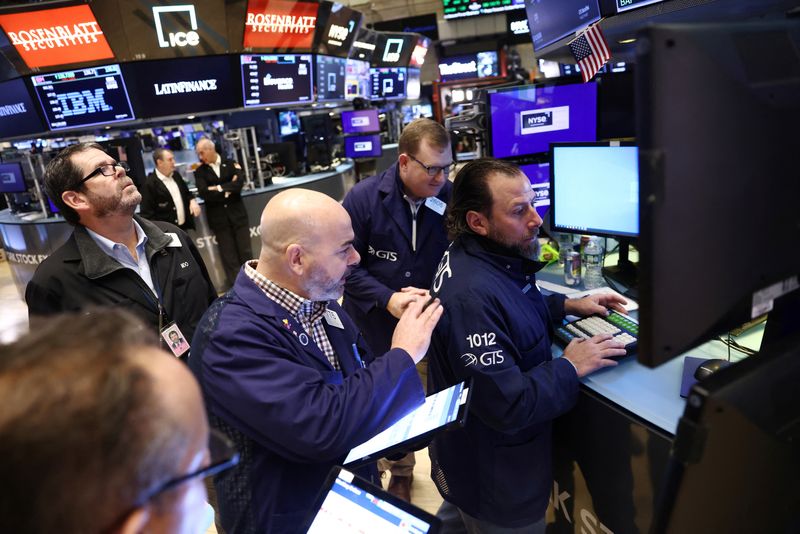 © Reuters. Traders work on the trading floor at the New York Stock Exchange (NYSE) in New York City, U.S., January 26, 2023. REUTERS/Andrew Kelly