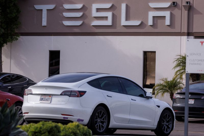 © Reuters. FILE PHOTO: Tesla vehicles are shown at a Tesla service center in San Diego, California, U.S., January 13, 2023.   REUTERS/Mike Blake/File Photo