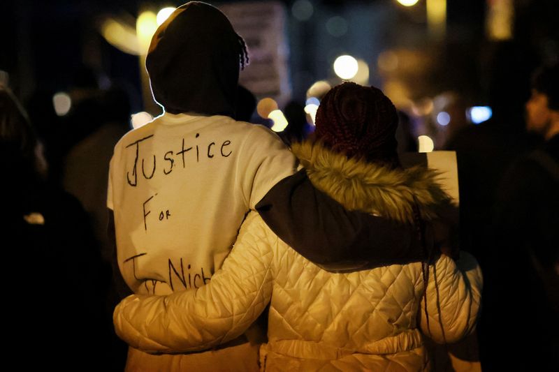 &copy; Reuters. Des personnes protestent après la mort de Tyre Nichols à Memphis. /Photo 27 janvier 2023/REUTERS/Leah Millis