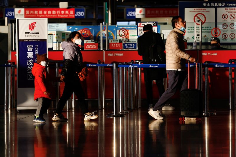 &copy; Reuters. مسافرون يسيرون بأمتعتهم في إحدى القاعات بمطار بكين الدولي خلال فترة ذروة السفر المرتبطة بعيد الربيع قبل رأس السنة القمرية الجديدة يوم 18 ينا