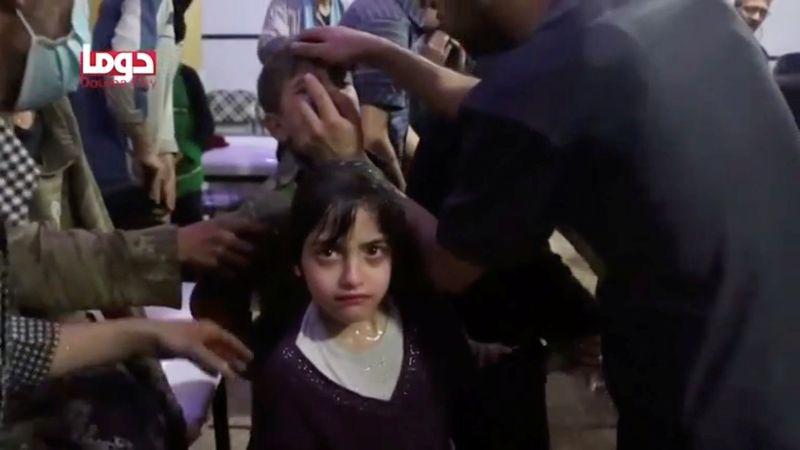 &copy; Reuters. فتاة تنظر بعد الهجوم بأسلحة كيميائية يعتقد أنه على دوما بسوريا في صورة ثابتة من مقطع فيديو حصلت عليه رويترز يوم 8 أبريل نيسان 2018. صورة لرويتر