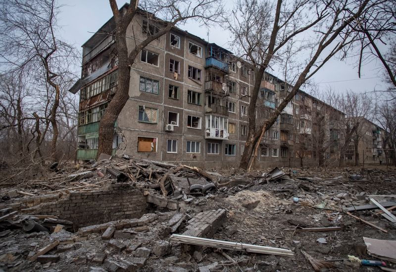 &copy; Reuters. Une vue montre un immeuble d'habitation endommagé par une frappe militaire russe, à Chasiv Yar, dans la région de Donetsk, en Ukraine. /Photo prise le 28 janvier 2023/REUTERS/Oleksandr Ratushniak