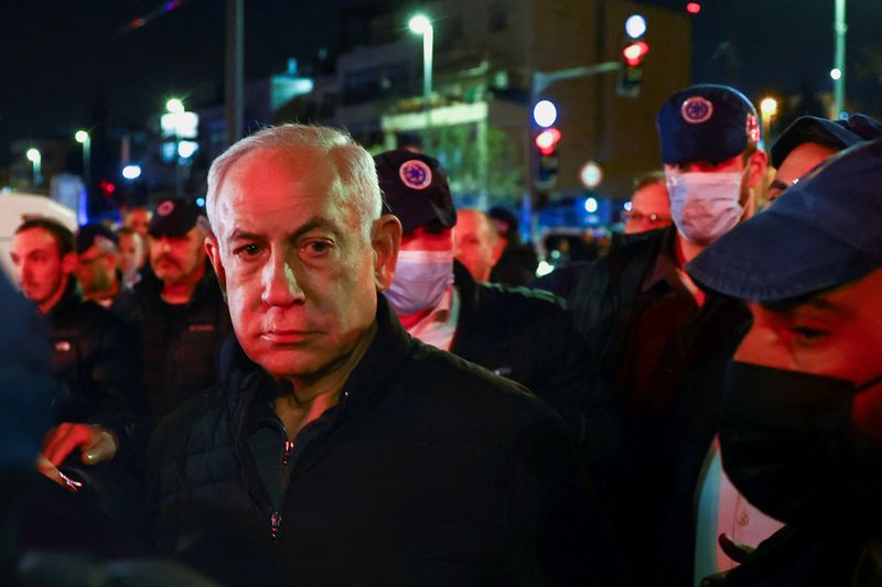 &copy; Reuters. رئيس الوزراء الإسرائيلي بنيامين نتنياهو يزور موقع الهجوم في أطراف القدس يوم الجمعة. تصوير: رونين زفولون - رويترز
