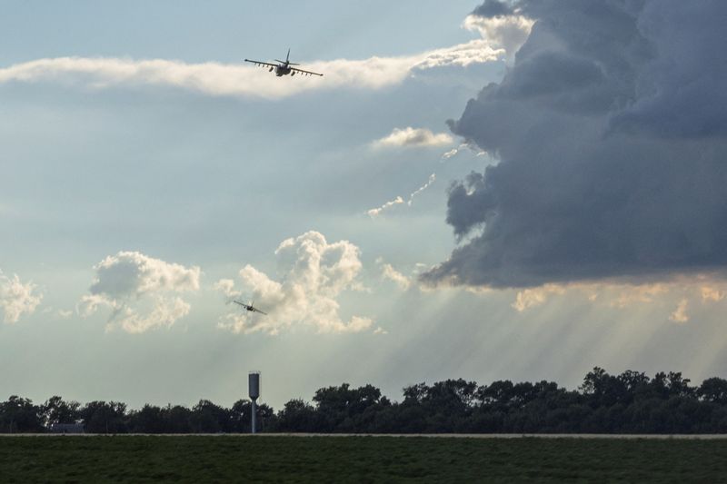 &copy; Reuters. طائرتان مقاتلتان أوكرانيتان تحلقان على ارتفاع منخفض قريبا من بلدة كراماتورسك في إقليم دونتسك يوم 24 يونيو حزيران 2022. تصوير: ماركو دجوريكا - ر