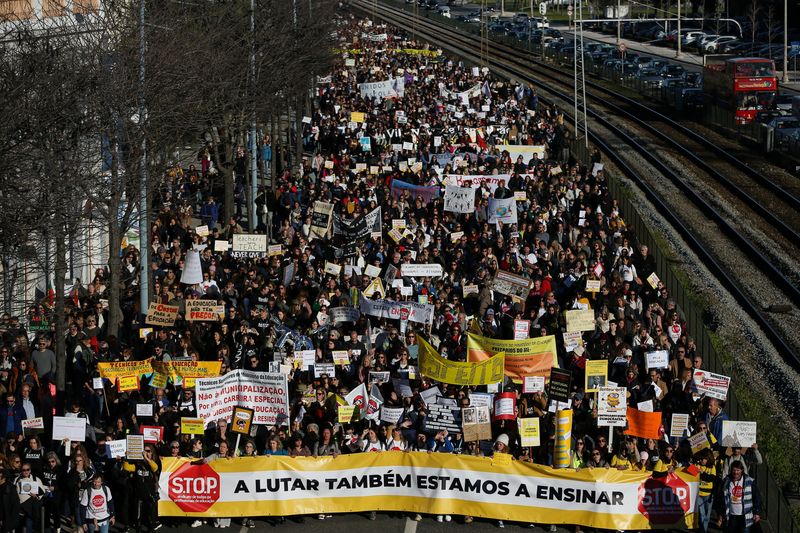 &copy; Reuters. متظاهرون لشبونة مع خروج موظفي التعليم في مسيرة إلى شوارع العاصمة البرتغالية للمطالبة برفع أجورهم وتحسين أوضاع العمل يوم السبت. تصوير: رودري