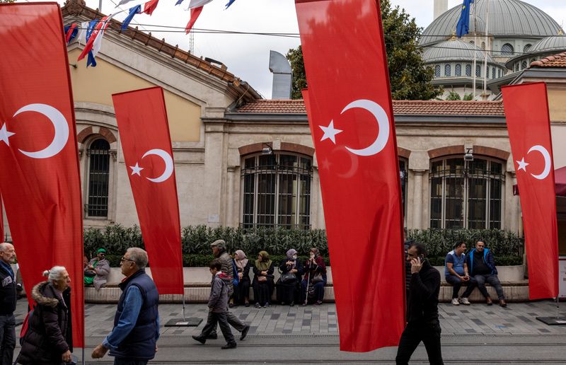 &copy; Reuters. FILE PHOTO: People walk along Istiklal Avenue, decorated with Turkish national flags after Sunday's blast killed six and wounded dozens, in Istanbul, Turkey, November 14, 2022. REUTERS/Umit Bektas/File Photo