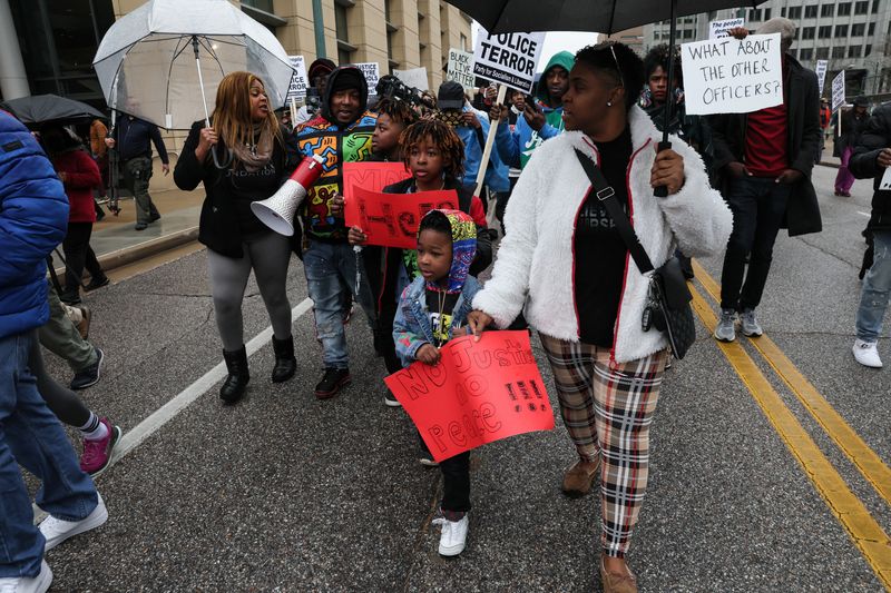 © Reuters. Nakia, Daniel 5, Darius 11 and Devonte 8 take part in a protest after the release of the body cam footage showing police officers beating Tyre Nichols, who then died three days later after he was pulled over while driving during a traffic stop by Memphis police officers, in downtown Memphis, Tennessee, U.S., January 28, 2023. REUTERS/Leah Millis