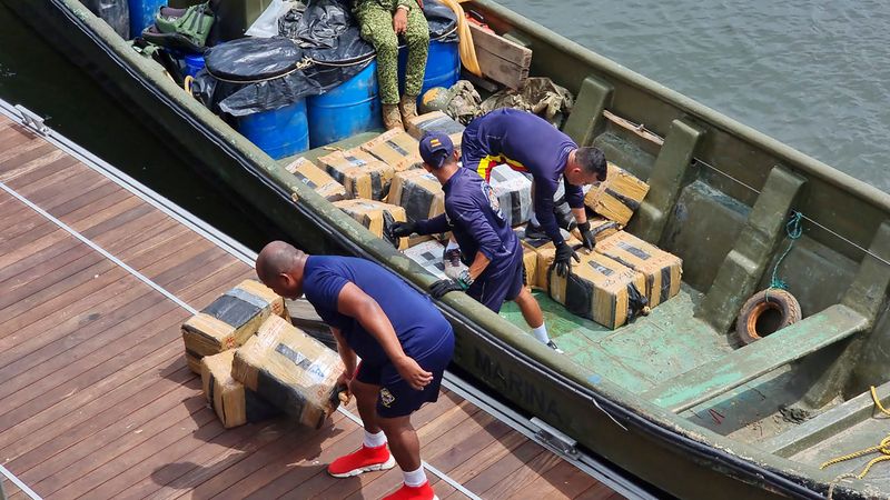 &copy; Reuters. FILE PHOTO: Colombian Navy officers unload seized packages of cocaine from two semi-submersible vessels bound for Central America, in Tumaco, Colombia December 27, 2022. Courtesy of Colombian Navy/Handout via REUTERS/File Photo