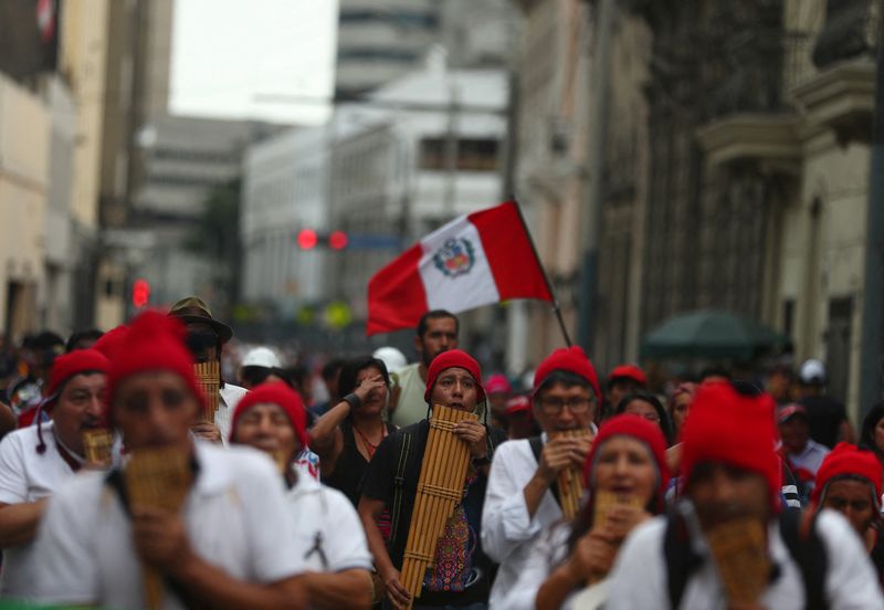 © Reuters. Demonstrators take part in a protest to demand Peru's President Dina Boluarte to step down, in Lima, Peru, January 28, 2023. REUTERS/Pilar Olivares