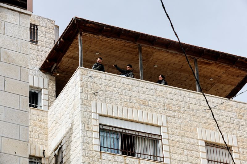 &copy; Reuters. أفراد من شرطة الحدود الإسرائيلية في منزل المسلح الفلسطيني خير علقم في الطور بالقدس الشرقية يوم السبت. تصوير: عمار عوض - رويترز.