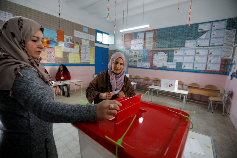&copy; Reuters. سيدة تدلي بصوتها في مركز اقتراع خلال الجولة الثانية من الانتخابات البرلمانية التونسية في العاصمة تونس يوم الأحد. تصوير: زبير السويسي - رويتر