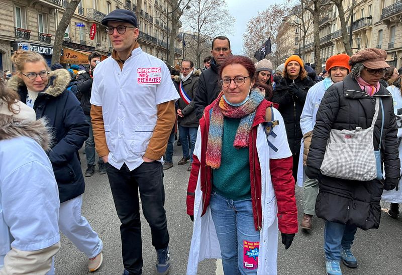 &copy; Reuters. Maryse Lopez, infirmière française, participe à une manifestation contre le plan de réforme des retraites du gouvernement français à Paris, dans le cadre d'une journée de grève et de protestations nationales, Paris, France. /Photo prise le 19 janv