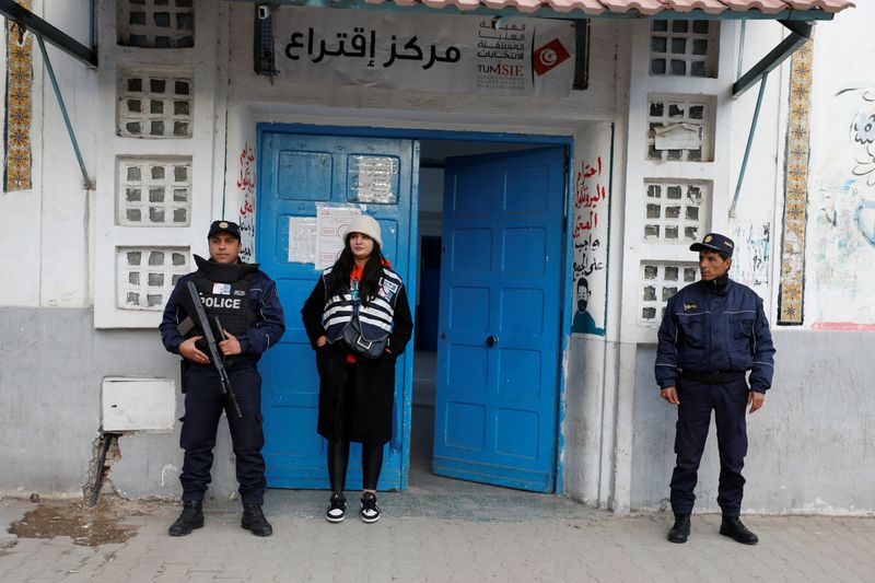 &copy; Reuters. Des policiers montent la garde devant un bureau de vote lors du second tour des élections législatives à Tunis, en Tunisie. /Photo prise le 29 janvier 2023/REUTERS/Zoubeir Souissi