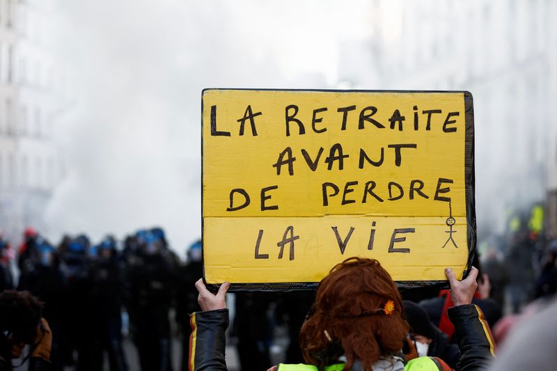 &copy; Reuters. Un manifestant tient une pancarte sur laquelle on peut lire "La retraite avant de perdre la vie" lors d'une manifestation à l'appel du parti de gauche La France Insoumise (LFI) et d'organisations de jeunesse, contre le plan de réforme des retraites du g