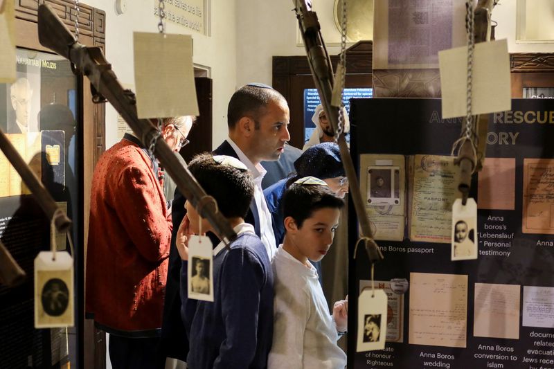 &copy; Reuters. زوار يحضرون حدثا لإحياء ذكرى المحرقة النازية داخل متحف معبر الحضارات في دبي يوم السبت. تصوير: عبد الهادي الرماحي - رويترز.