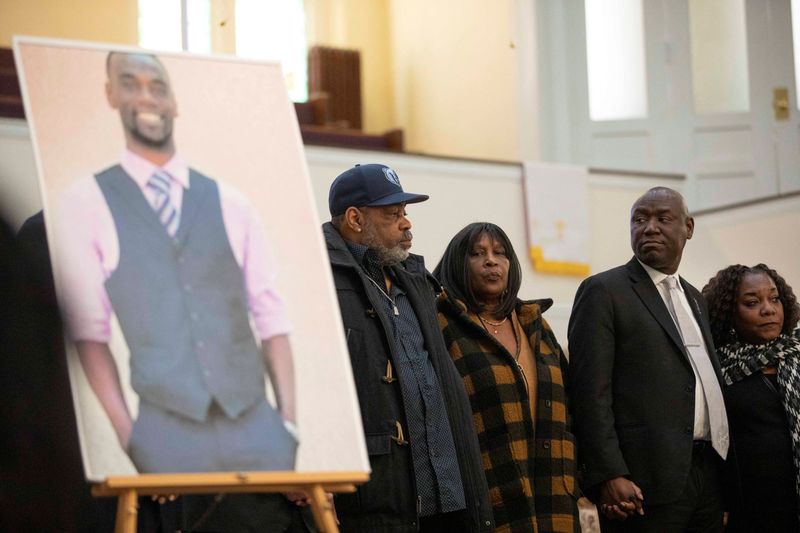 © Reuters. Rodney Wells, a stepfather, and RowVaughn Wells a mother of Tyre Nichols, a young Black man who was killed during a traffic stop by Memphis police officers, take the stage with their attorney Ben Crump, during a news conference at Mt. Olive Cathedral CME Church in Memphis, Tennessee, U.S., January 27, 2023.  REUTERS/Alyssa Pointer