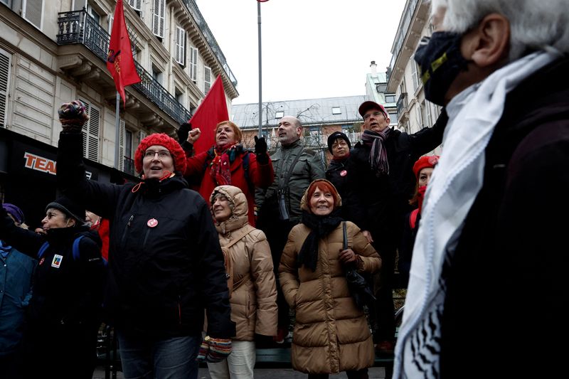 إضرابات متعلقة بالتقاعد تعطل وسائل النقل العام في فرنسا الثلاثاء
