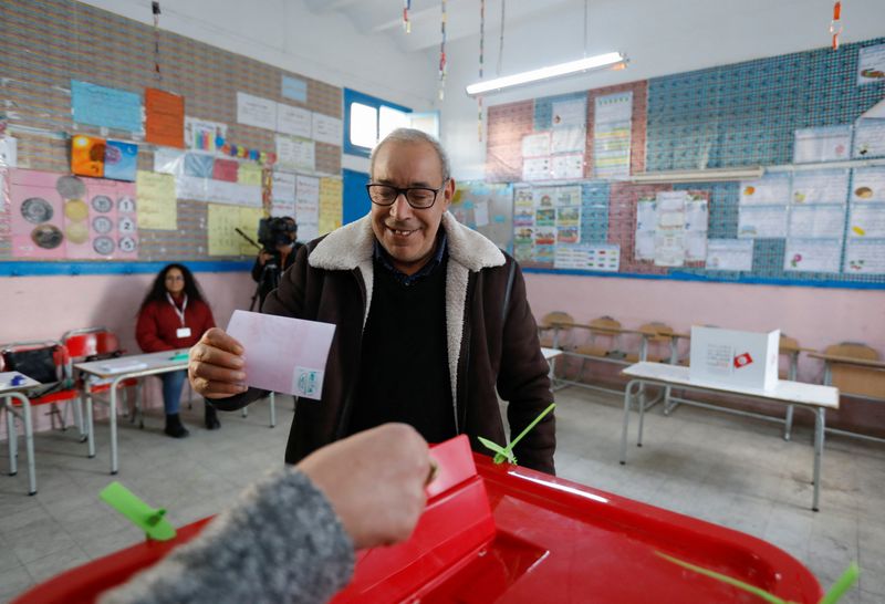 &copy; Reuters. ناخب يدلي بصوته في جولة الإعادة من الانتخابات البرلمانية التونسية في تونس يوم الأحد. تصوير: زبير سوسي - رويترز.