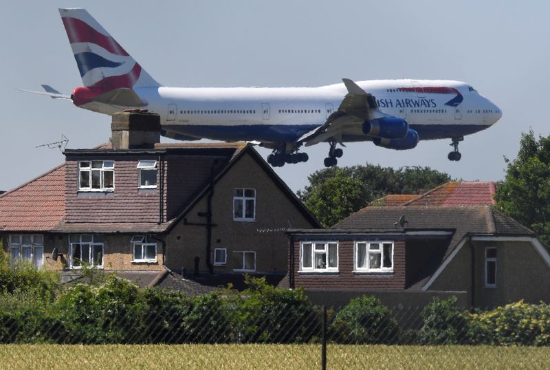 © Reuters. FILE PHOTO: A British Airways Boeing 747-400 comes in to land at Heathrow airport in London, Britain, June 25, 2018. REUTERS/Toby Melville/File Photo
