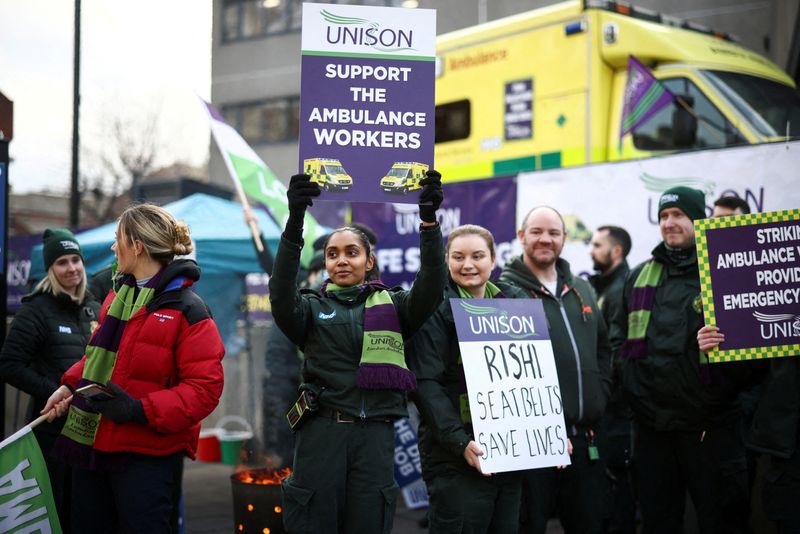 &copy; Reuters. FILE PHOTO: People protest in front of the London Ambulance Service during a strike by ambulance workers due to a dispute with the government over pay, in London, Britain January 23, 2023. REUTERS/Henry Nicholls/File Photo