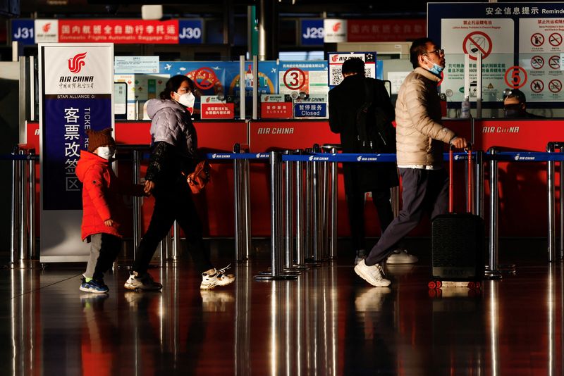 &copy; Reuters. 　フランスは、中国からの渡航者に対する新型コロナウイルス検査義務を２月１５日まで延長した。２８日の政令で分かった。北京の空港で１８日撮影（２０２３年　ロイター/Tingshu Wang）