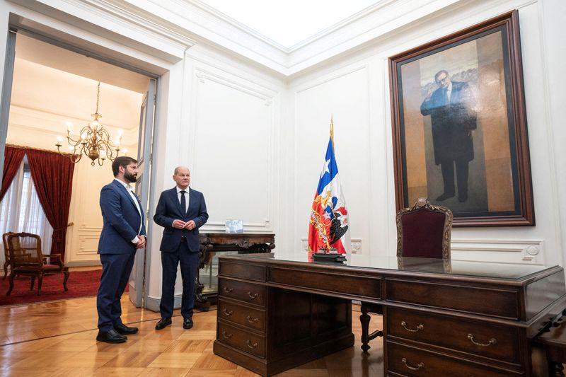 &copy; Reuters. Chile's President Gabriel Boric and German Chancellor Olaf Scholz visit an area recreating the old office of former Chilean President Salvador Allende at La Moneda government palace in Santiago, Chile, January 29, 2023. Sebastian Rodriguez/Chilean Preside