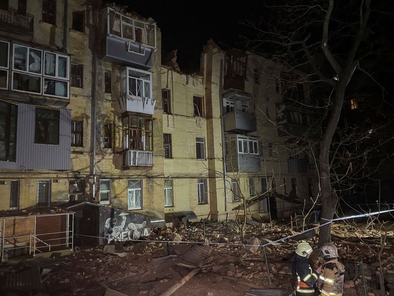 © Reuters. منظر عام لمبنى سكني لحق به ضرر جراء قصف روسي على أوكرانيا في مدينة خاركيف يوم الاثنين. تصوير: فيتالي هنيدي - رويترز.