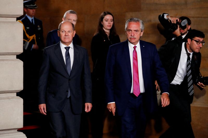 &copy; Reuters. German Chancellor Olaf Scholz and Argentina's President Alberto Fernandez walk as they hold a news conference, at the Foreign Ministry building Palacio San Martin in Buenos Aires, Argentina, January 28, 2023. REUTERS/Agustin Marcarian