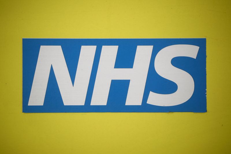&copy; Reuters. Le logo du NHS est visible sur une ambulance garée devant l'hôpital Nightingale au centre ExCeL, à Londres. /Photo prise le 2 janvier 2021/REUTERS/Hannah McKay