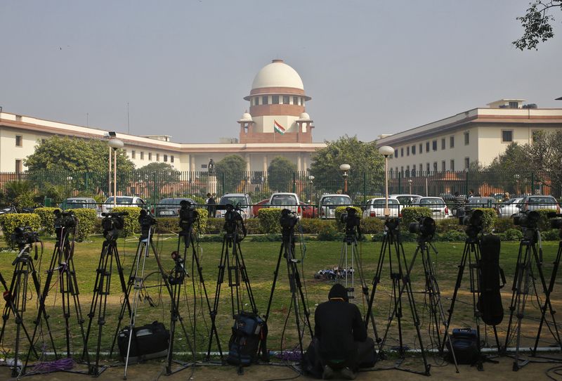 &copy; Reuters. FILE PHOTO: A television journalist sets his camera inside the premises of the Supreme Court in New Delhi February 18, 2014.  REUTERS/Anindito Mukherjee 