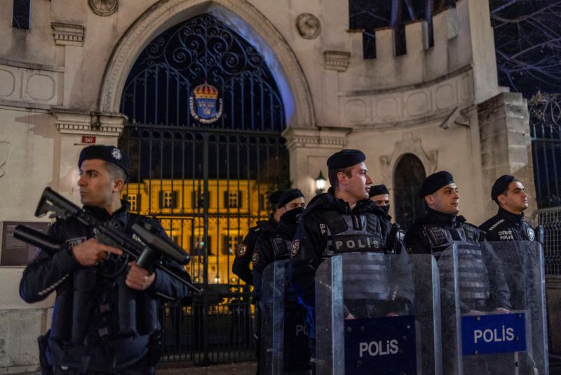 &copy; Reuters. ضباط شرطة مكافحة الشغب يؤمنون مدخل القنصلية العامة للسويد خلال مظاهرة في إسطنبول يوم 21 يناير كانون الثاني 2023. تصوير: أوميت بكطاش - رويترز.