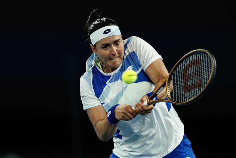 &copy; Reuters. لاعبة التنس التونسية أنس جابر خلال مباراتها أمام التشيكية ماركيتا فوندروسوفا في بطولة أستراليا المفتوحة في ملبورن بارك بأستراليا يوم 19 ينا
