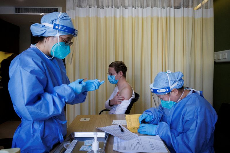 &copy; Reuters. FOTO DE ARCHIVO: Una trabajadora sanitaria prepara una inyección de la vacuna contra el COVID-19 en Pekín, China, el 5 de enero de 2023. REUTERS/Thomas Peter