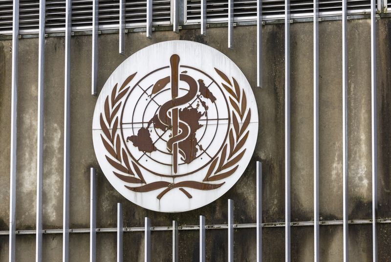 © Reuters. شعار منظمة الصحة العالمية في جنيف بسويسرا يوم 14 ديسمبر كانون الأول 2022. تصوير: دينيس باليبوس
 -رويترز.