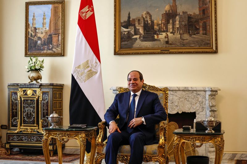 © Reuters. الرئيس المصري عبد الفتاح السيسي خلال اجتماع في قصر الاتحادية الرئاسي بالقاهرة يوم الاثنين. صورة لرويترز من ممثل لوكالات الأنباء.