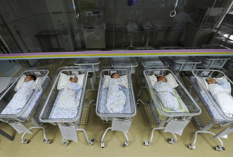 &copy; Reuters. FILE PHOTO: Newborn babies sleep in a ward at a hospital in Hefei, Anhui province April 21, 2011. REUTERS/Stringer