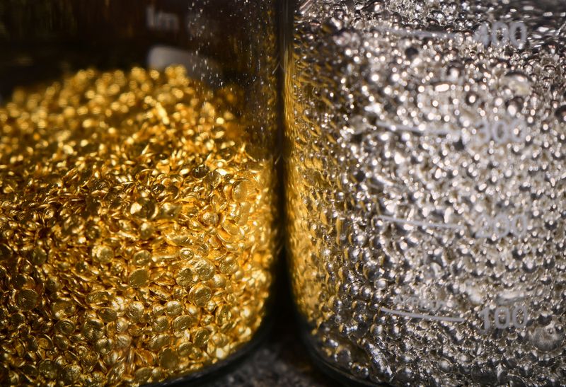 &copy; Reuters. FOTO DE ARCHIVO: Gránulos de oro y plata se ven en frascos de vidrio en la planta de metales no ferrosos Krastsvetmet en la ciudad siberiana de Krasnoyarsk, Rusia. 10 de marzo, 2022. REUTERS/Alexander Manzyuk/Archivo