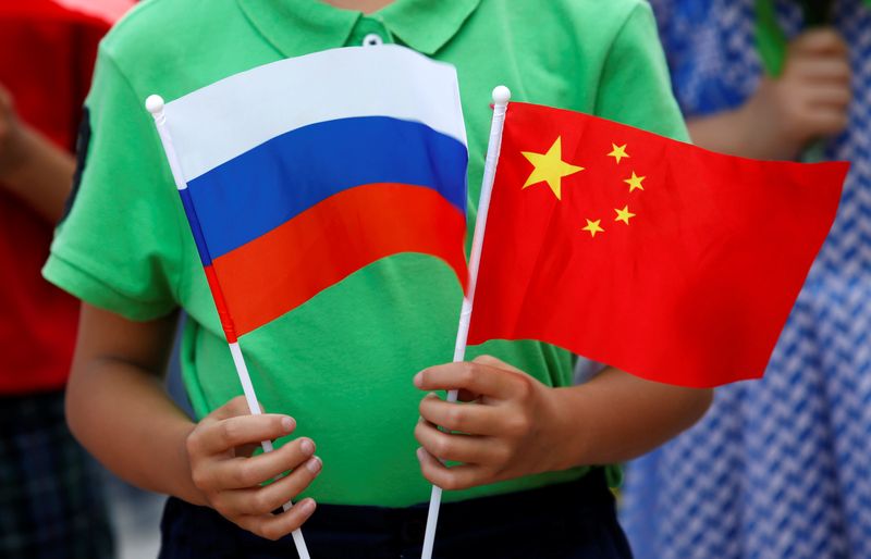&copy; Reuters. ロシア外務省は３０日、中国との関係を「新たな水準」へ引き上げたいと表明し、中国政府高官との対面協議に期待を示した。両国の国旗、北京で２０１６年撮影。（２０２３年　ロイター