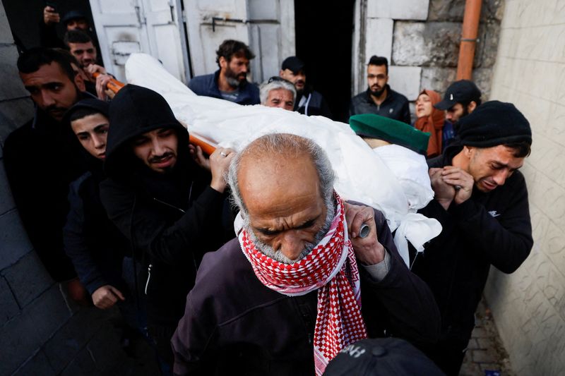 &copy; Reuters. مشيعون يحملون جثمان الفلسطيني نسيم أبو فودة (26 عاما) خلال جنازته بمدينة الخليل في جنوب الضفة الغربية المحتلة يوم الاثنين تصوير: موسى قواسمة -
