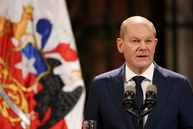 &copy; Reuters. Chanceler da Alemanha, Olaf Scholz, durante visita ao palácio presidencial de La Moneda, em Santiago, no Chile
29/01/2023 REUTERS/Ivan Alvarado