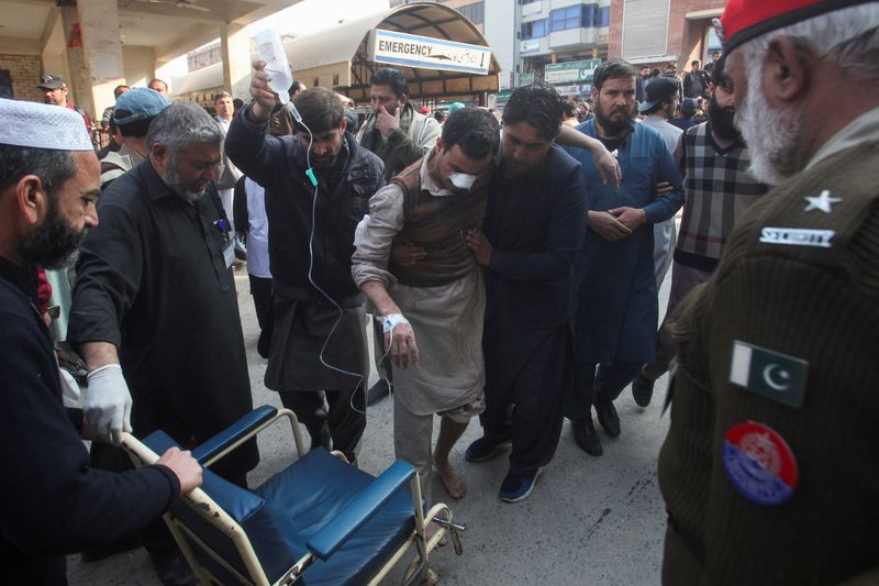 &copy; Reuters. Homens transportam vítima ferida em ataque suicida a mesquita em Peshawar, no Paquistão
30/01/2023 REUTERS/Khuram Parvez