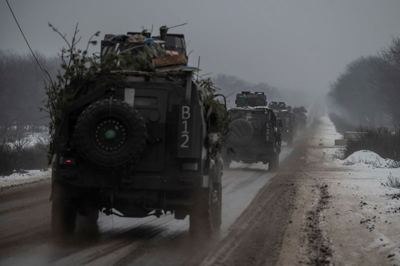 &copy; Reuters. Des véhicules blindés de transport de troupes roulent sur une route près d'une ligne de front dans la région de Donetsk. /Photo prise le 29 janvier 2023/REUTERS/Viacheslav Ratynskyi