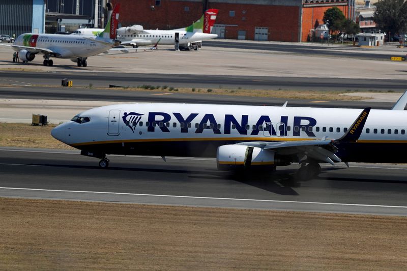 &copy; Reuters. FILE PHOTO: A Ryanair plane taxis at Lisbon airport, Portugal September 27, 2018. REUTERS/Rafael Marchante/File Photo